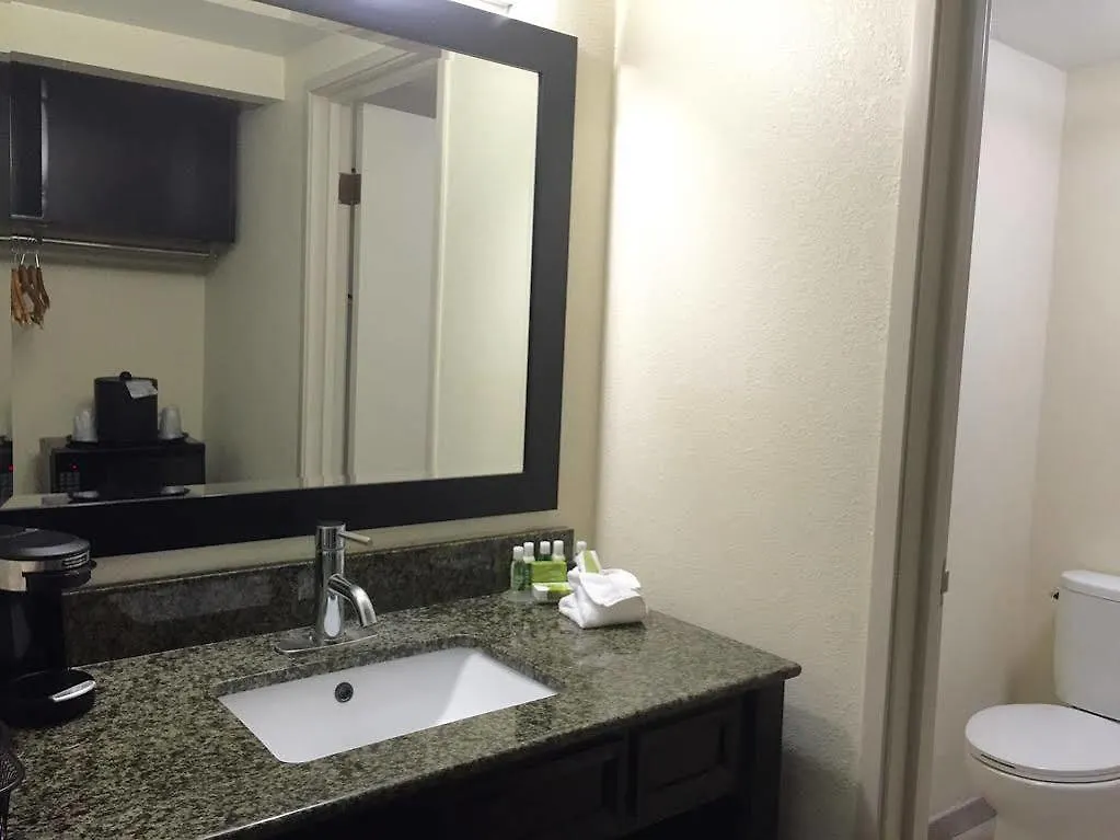 Club Hotel Nashville Inn & Suites 3*,