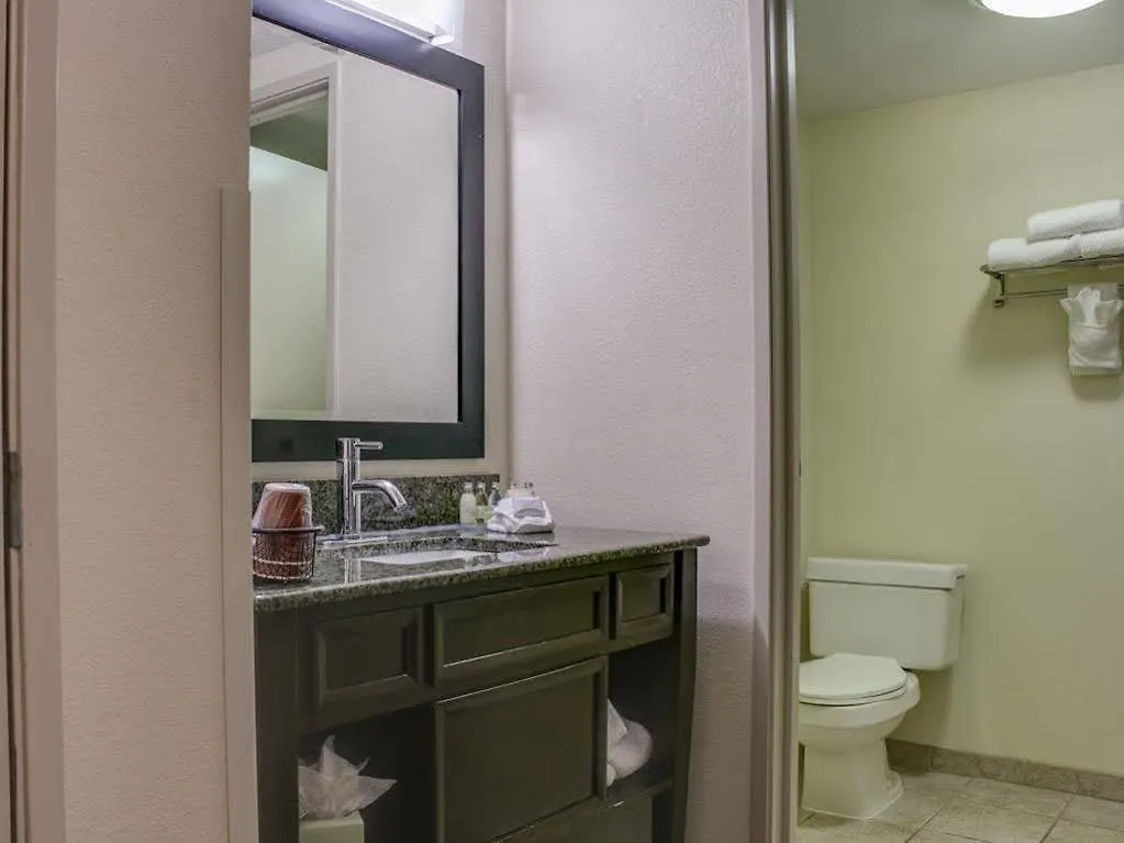 Club Hotel Nashville Inn & Suites