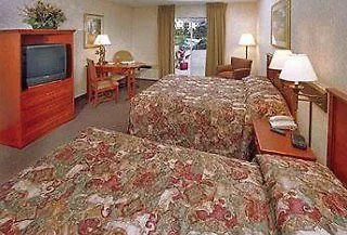 Club Hotel Nashville Inn & Suites